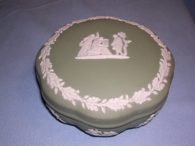 WEDGWOOD GREEN JASPERWARE JASPER LARGE SCALLOPED CANDY WITH LID