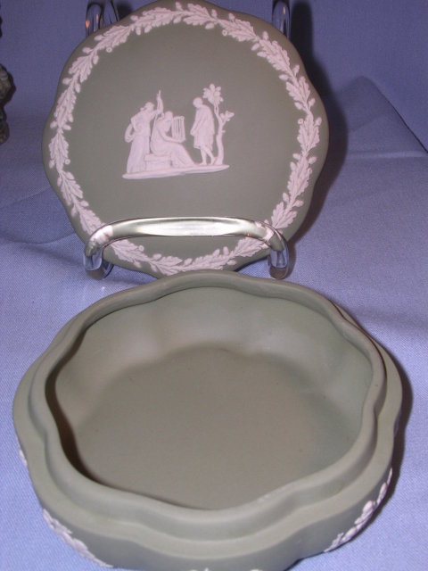 WEDGWOOD GREEN JASPERWARE JASPER LARGE SCALLOPED CANDY WITH LID