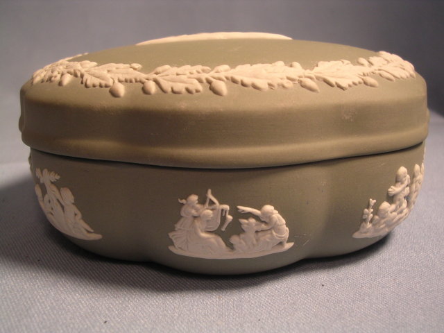 WEDGWOOD GREEN JASPERWARE JASPER LARGE SCALLOPED CANDY WITH LID