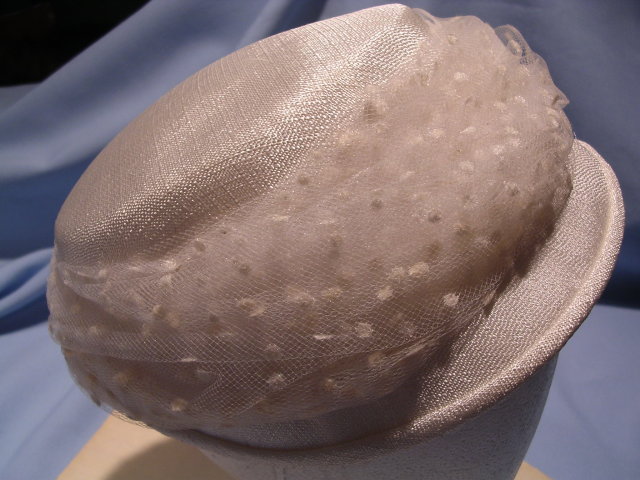 VINTAGE WHITE LINEN SCULTPED LADIES HAT WITH FLOCKED NETTING