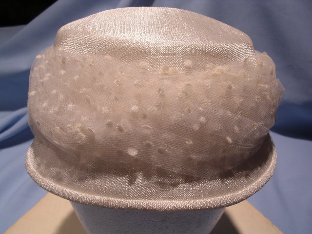 VINTAGE WHITE LINEN SCULTPED LADIES HAT WITH FLOCKED NETTING