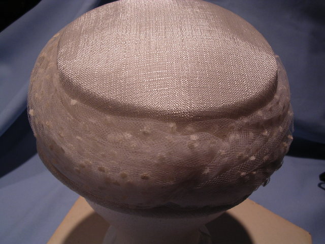 VINTAGE WHITE LINEN SCULTPED LADIES HAT WITH FLOCKED NETTING