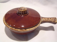 HULL HOUSE AND GARDEN MIRROR BROWN COVERED FRENCH CASSEROLE WITH HANDLE