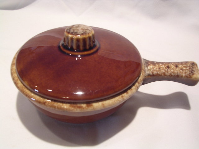 HULL HOUSE AND GARDEN MIRROR BROWN COVERED FRENCH CASSEROLE WITH HANDLE