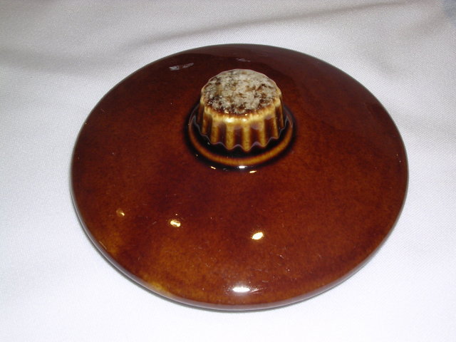 HULL HOUSE AND GARDEN MIRROR BROWN COVERED FRENCH CASSEROLE WITH HANDLE