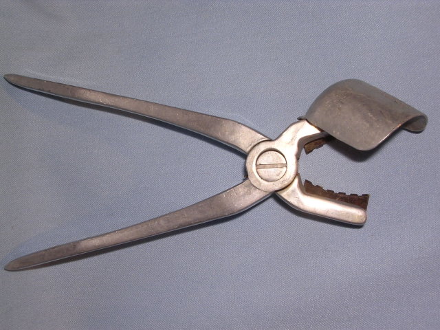 VINTAGE YORK NUT SHELLER CRACKER