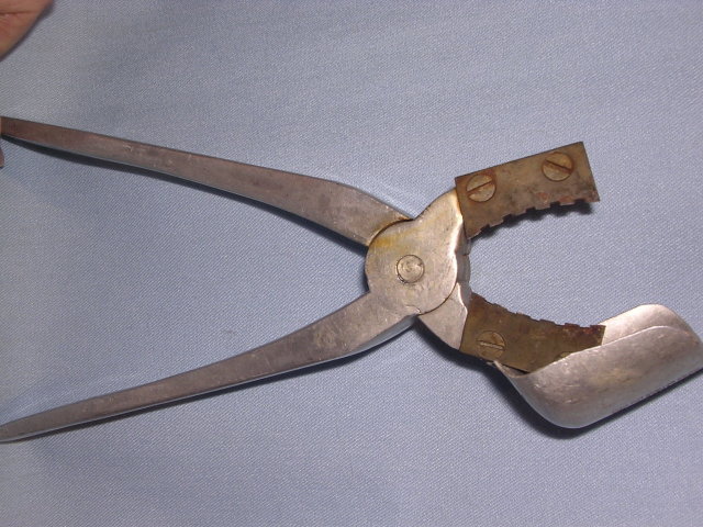 VINTAGE YORK NUT SHELLER CRACKER