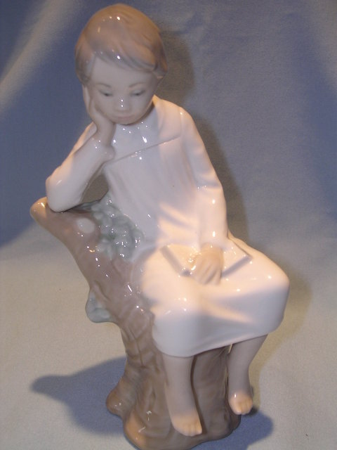 LLADRO THINKER LITTLE BOY FIGURINE