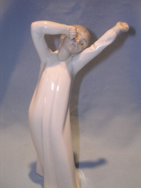 LLADRO GIRL YAWNING FIGURINE