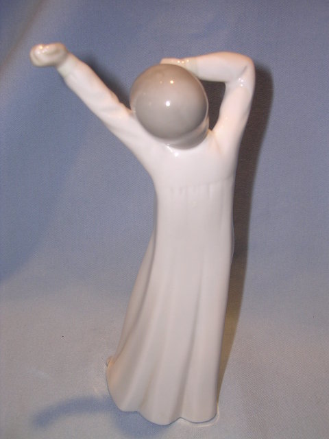 LLADRO GIRL YAWNING FIGURINE