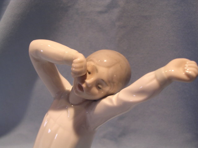 LLADRO GIRL YAWNING FIGURINE