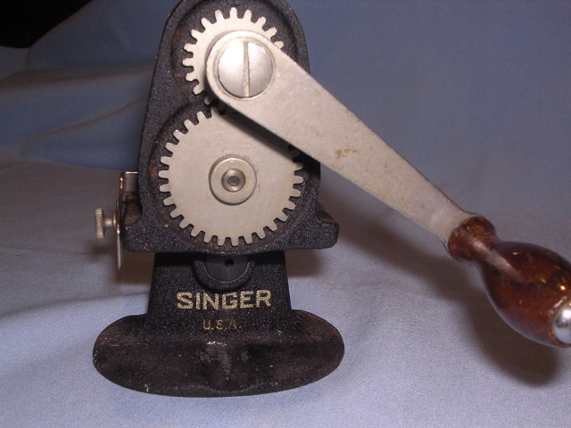 SINGER HAND CRANK TABLETOP PINKER MACHINE 1930'S RARE