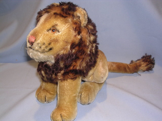 STEIFF LEO LION SITTING TOY ANIMAL WITH BUTTON
