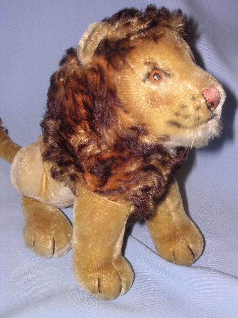 STEIFF LEO LION SITTING TOY ANIMAL WITH BUTTON
