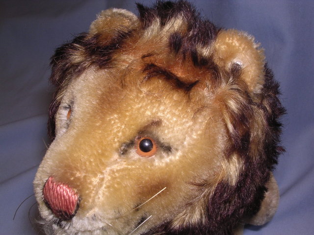 STEIFF LEO LION SITTING TOY ANIMAL WITH BUTTON