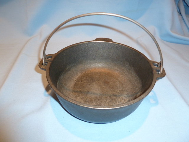 Cast Iron-Wagner Ware-Griswold 2 Quart Dutch Oven Kettle