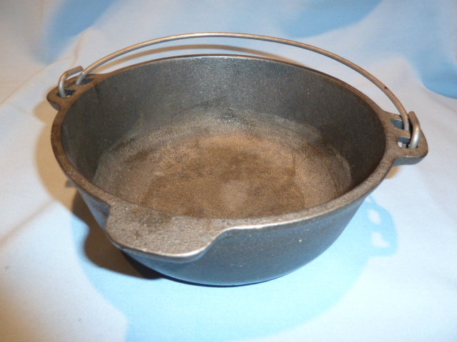 Cast Iron-Wagner Ware-Griswold 2 Quart Dutch Oven Kettle