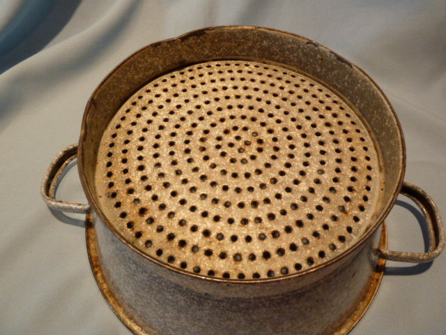 ANTIQUE GERMAN GRANITEWARE GRANITE ENAMEL GRAY MOTTLED COLANDER WITH HANDLES