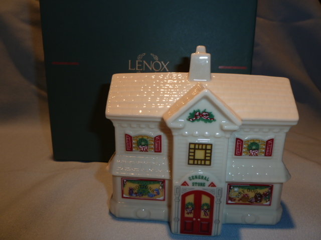 LENOX CHINEA HOLIDAY VILLAGE COLLECTRION K. KRINGLE GENERAL STORE MIB