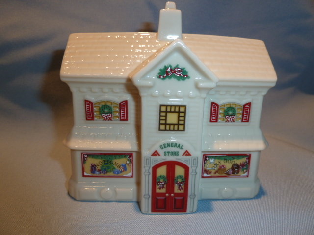 LENOX CHINEA HOLIDAY VILLAGE COLLECTRION K. KRINGLE GENERAL STORE MIB