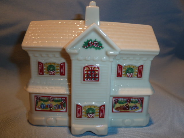 LENOX CHINEA HOLIDAY VILLAGE COLLECTRION K. KRINGLE GENERAL STORE MIB
