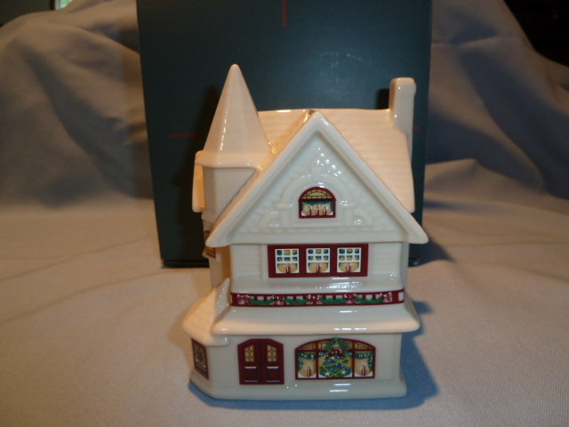 LENOX CHINA HOLIDAY VILLAGE COLLECTION WALTER SCOTT LENOX HOUSE MADE TO LIGHT UP