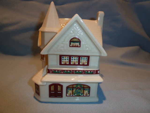 LENOX CHINA HOLIDAY VILLAGE COLLECTION WALTER SCOTT LENOX HOUSE MADE TO LIGHT UP