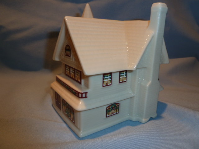 LENOX CHINA HOLIDAY VILLAGE COLLECTION WALTER SCOTT LENOX HOUSE MADE TO LIGHT UP
