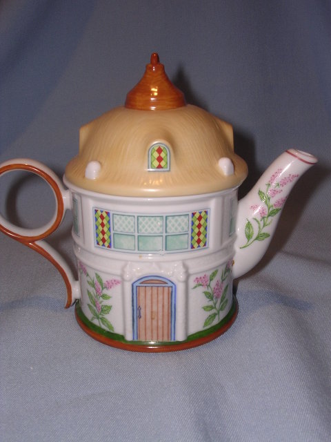 LENOX CHINA ENGLISH GARDEN COLLECTION WATERING CAN GARDENER'S COTTAGE TEAPOT TEA POT