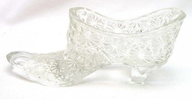 L E Smith Daisy and Button Crystal Glass Shoe