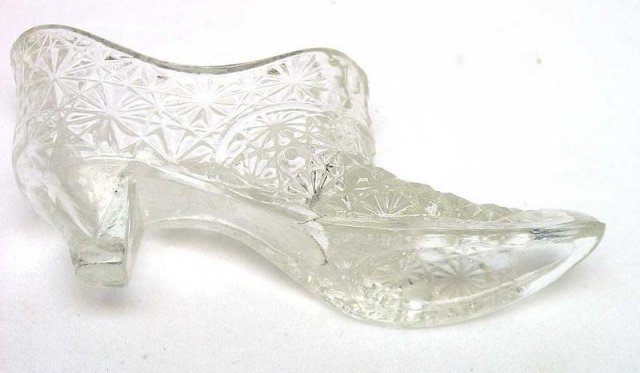 L E Smith Daisy and Button Crystal Glass Shoe