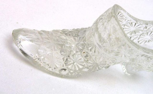 L E Smith Daisy and Button Crystal Glass Shoe