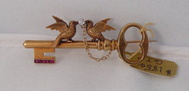 18 Kt. Gold Kissing Doves Brooch