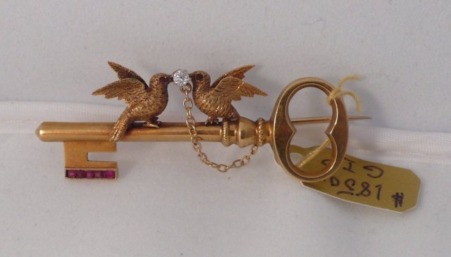 18 Kt. Gold Kissing Doves Brooch