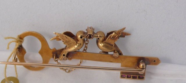 18 Kt. Gold Kissing Doves Brooch