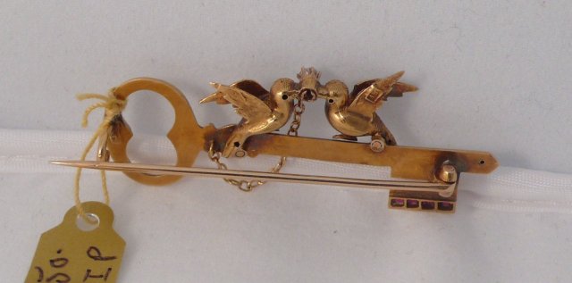 18 Kt. Gold Kissing Doves Brooch