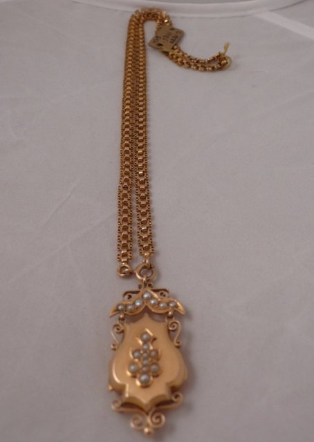 18 Ct. gold & pearls French Satoir with chain