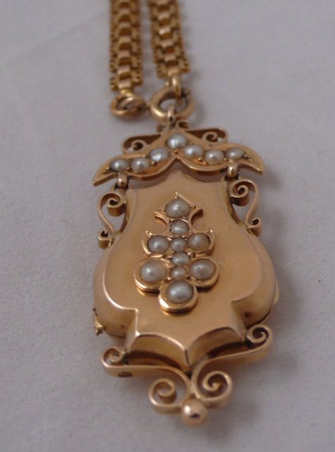 18 Ct. gold & pearls French Satoir with chain