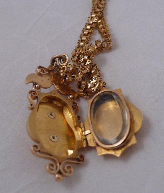 18 Ct. gold & pearls French Satoir with chain