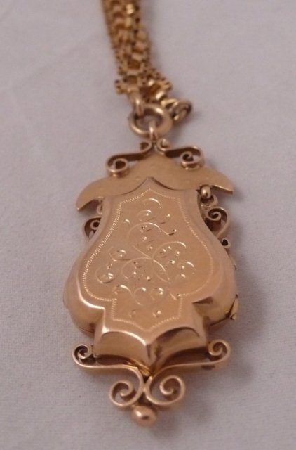 18 Ct. gold & pearls French Satoir with chain