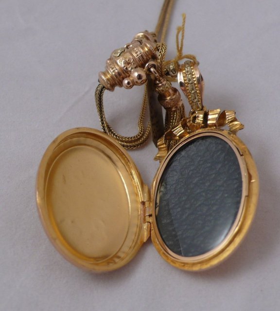 18 Ct. tri color gold locket with slide