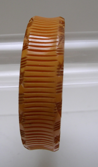Bakelite Carved Ribbed Vintage Bangle