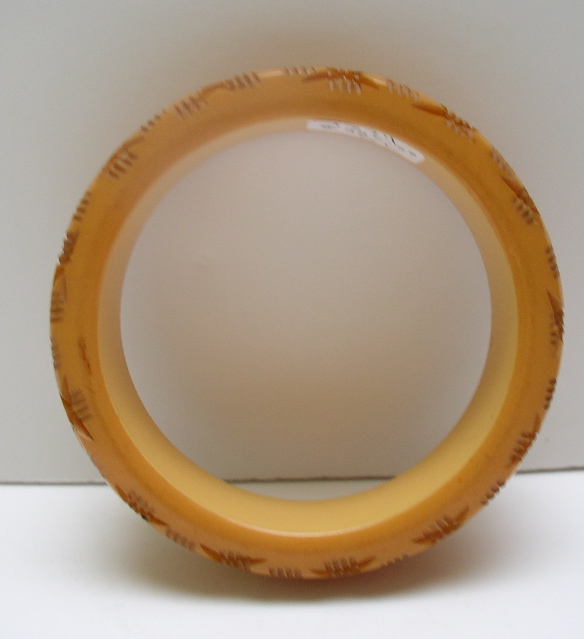 Bakelite Carved Ribbed Vintage Bangle