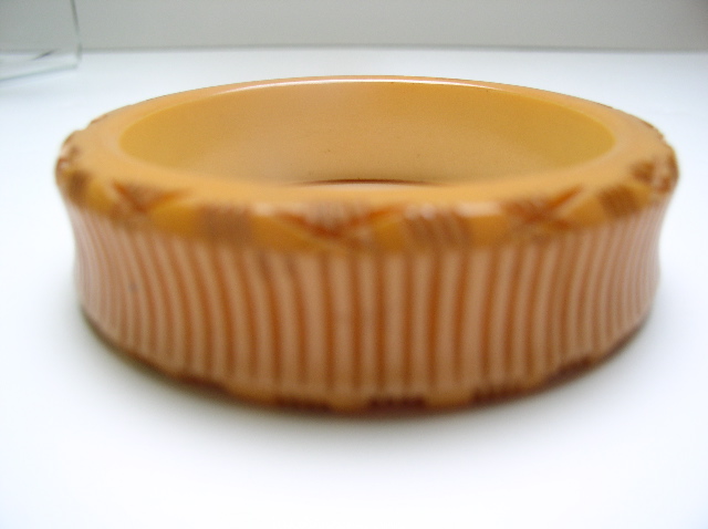 Bakelite Carved Ribbed Vintage Bangle