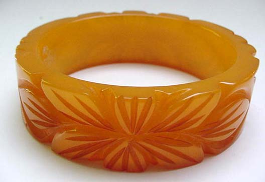 Bakelite Chunky Carved Butterscotch Leaf Bangle