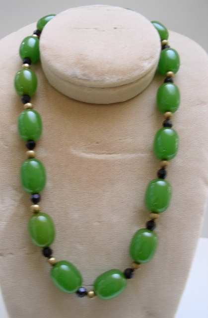 Bakelite Green and French Jet Beaded Necklace