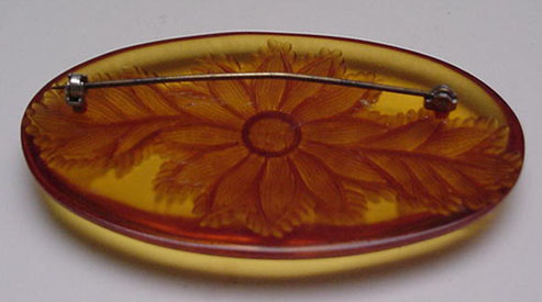 Bakelite vintage applejuice carved brooch