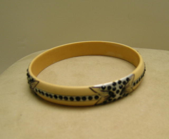 Celluloid Black and Beige Deco Celluloid Bangle