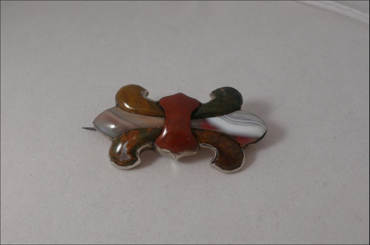 Victorian Scottish Agate Fleur de lis Brooch