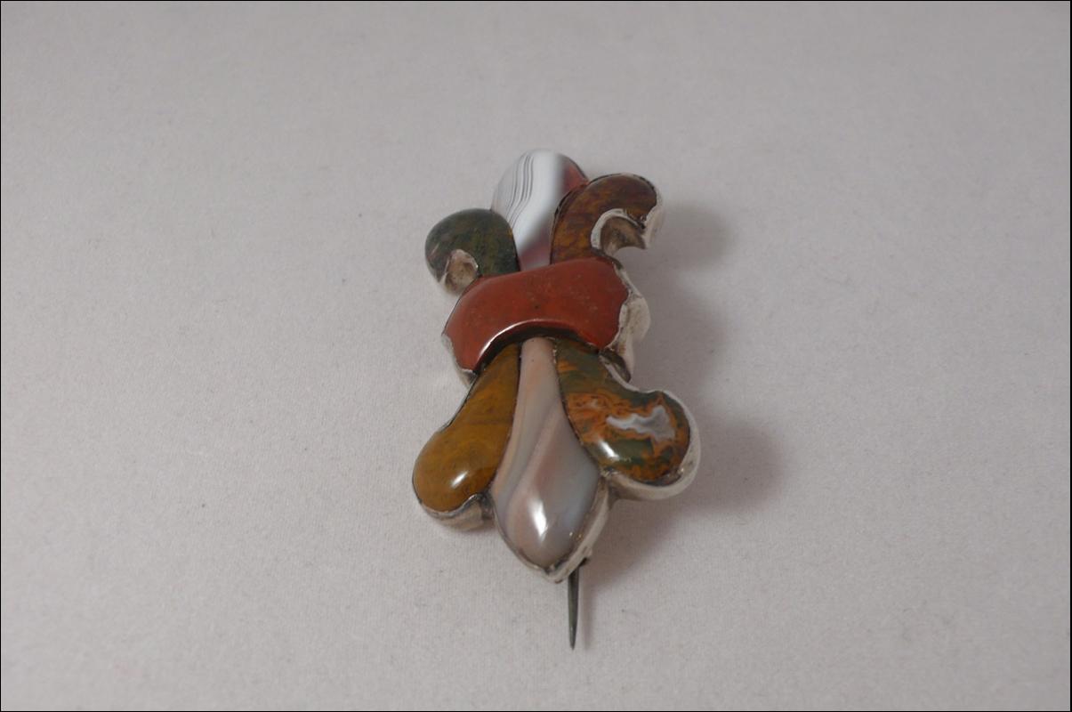 Victorian Scottish Agate Fleur de lis Brooch